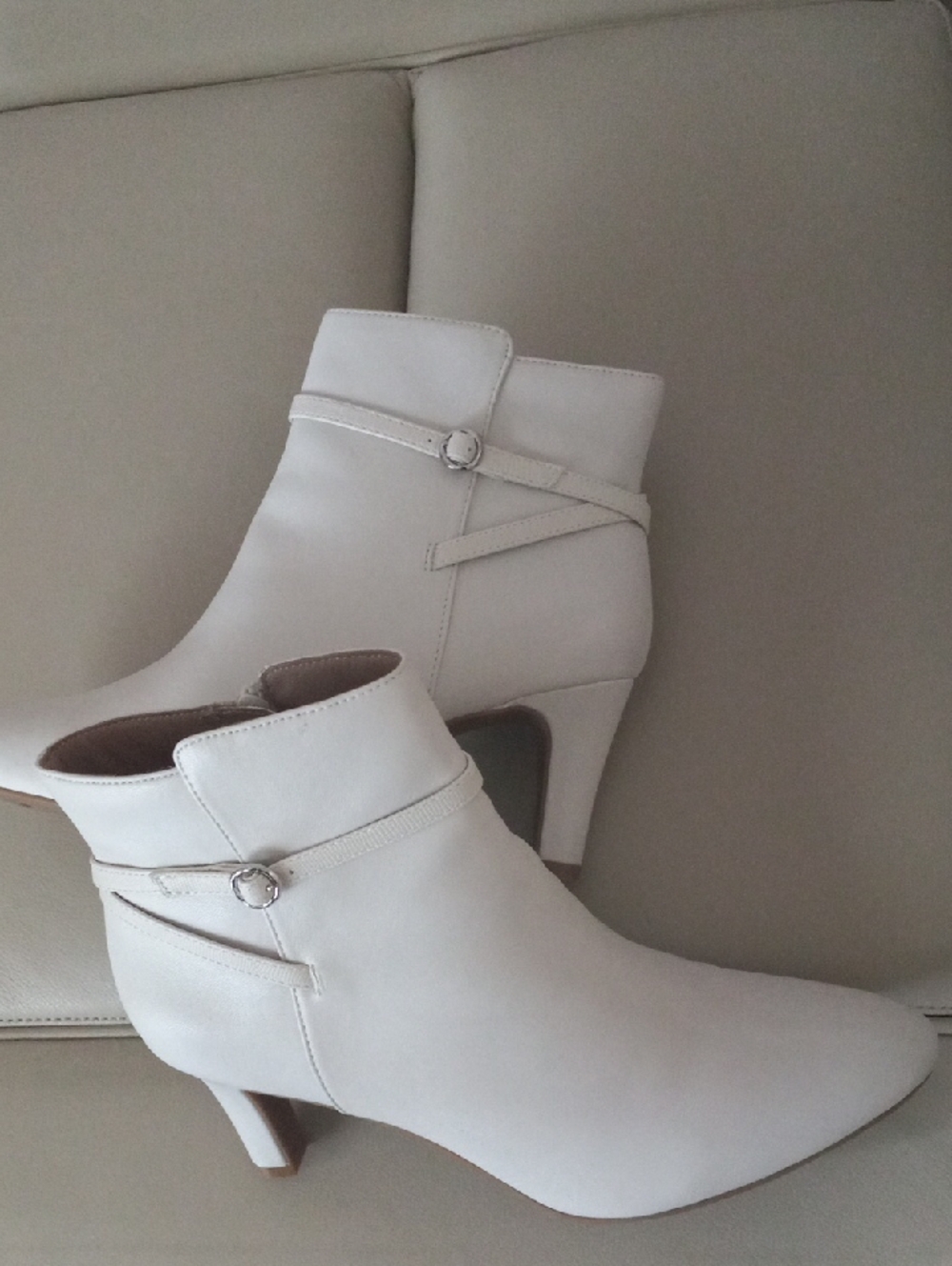 Life Stride White Ankle Booties with Low Heel Size 11 M